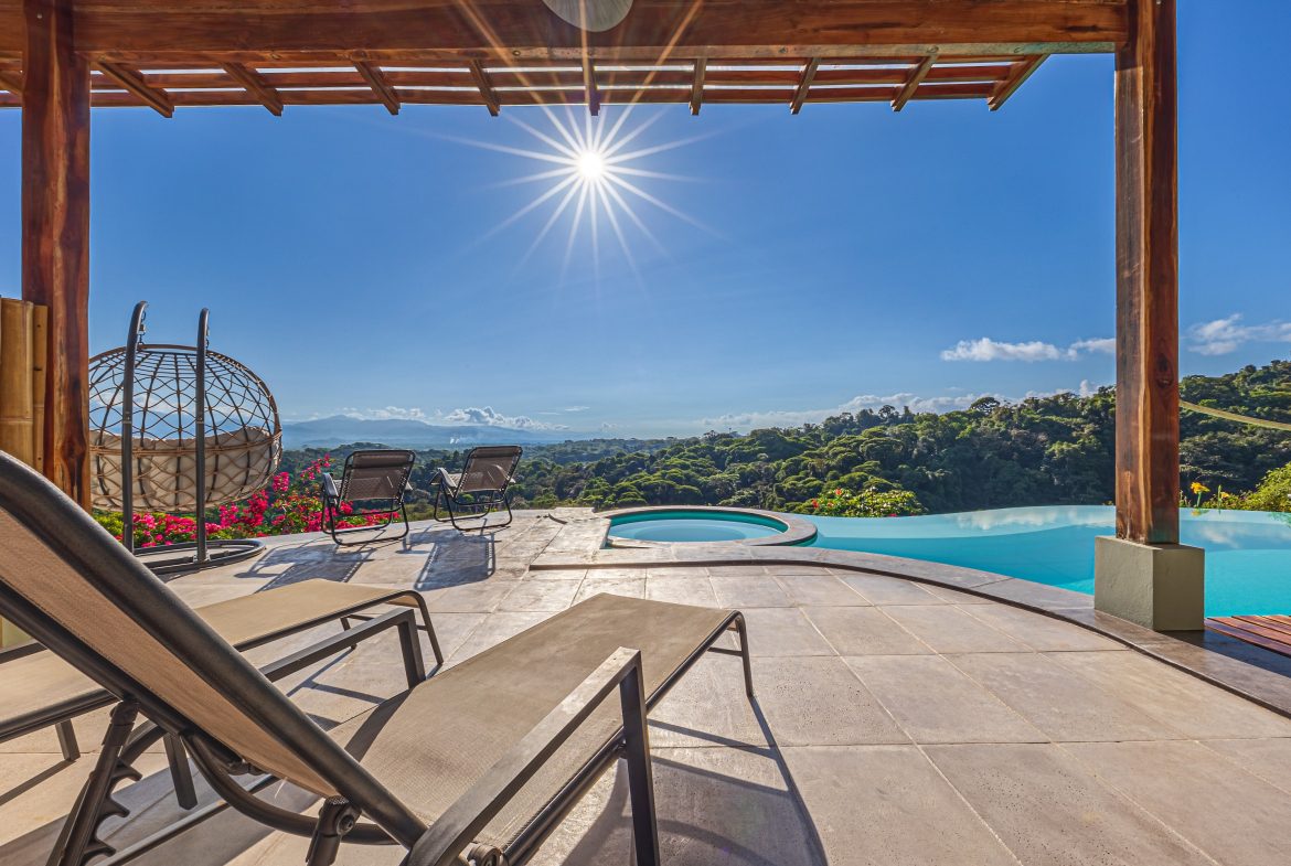 LUXURY PROPERTY WITH FOUR BEDROOM AND PANORAMICS VIEWS OF THE MOUNTAIN, IN QUEPOS – 1.5 ACRES