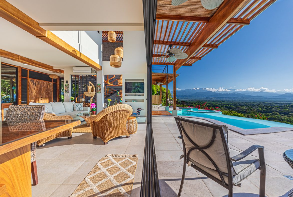 LUXURY PROPERTY WITH FOUR BEDROOM AND PANORAMICS VIEWS OF THE MOUNTAIN, IN QUEPOS – 1.5 ACRES
