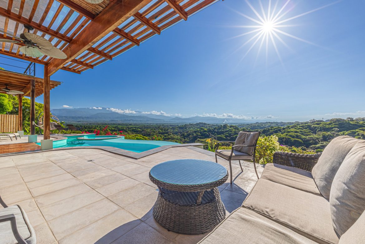 LUXURY PROPERTY WITH FOUR BEDROOM AND PANORAMICS VIEWS OF THE MOUNTAIN, IN QUEPOS – 1.5 ACRES