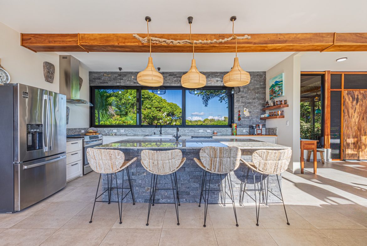LUXURY PROPERTY WITH FOUR BEDROOM AND PANORAMICS VIEWS OF THE MOUNTAIN, IN QUEPOS – 1.5 ACRES