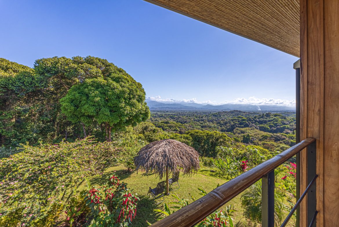 LUXURY PROPERTY WITH FOUR BEDROOM AND PANORAMICS VIEWS OF THE MOUNTAIN, IN QUEPOS – 1.5 ACRES