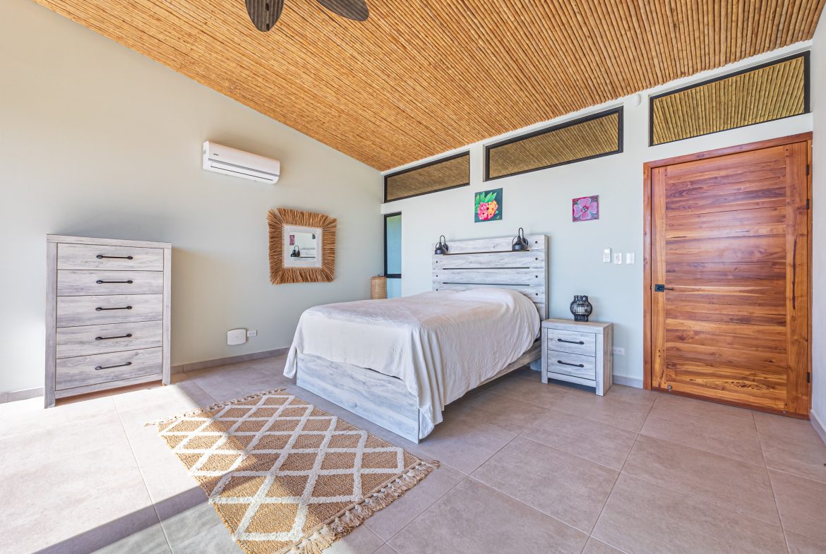LUXURY PROPERTY WITH FOUR BEDROOM AND PANORAMICS VIEWS OF THE MOUNTAIN, IN QUEPOS – 1.5 ACRES