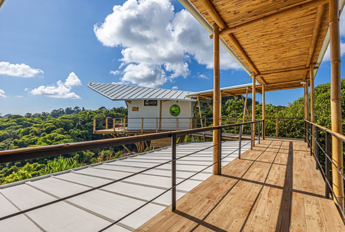 LUXURY PROPERTY WITH FOUR BEDROOM AND PANORAMICS VIEWS OF THE MOUNTAIN, IN QUEPOS – 1.5 ACRES