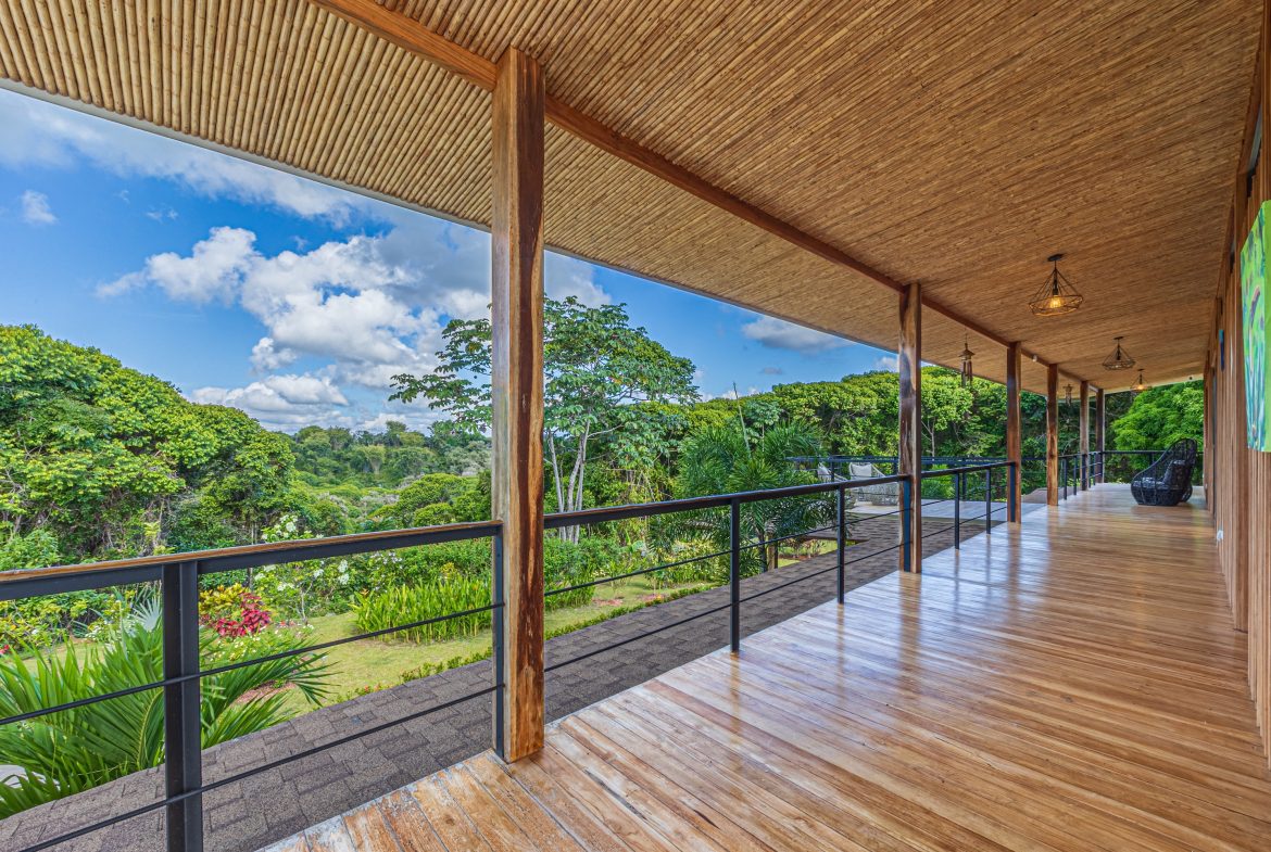 LUXURY PROPERTY WITH FOUR BEDROOM AND PANORAMICS VIEWS OF THE MOUNTAIN, IN QUEPOS – 1.5 ACRES