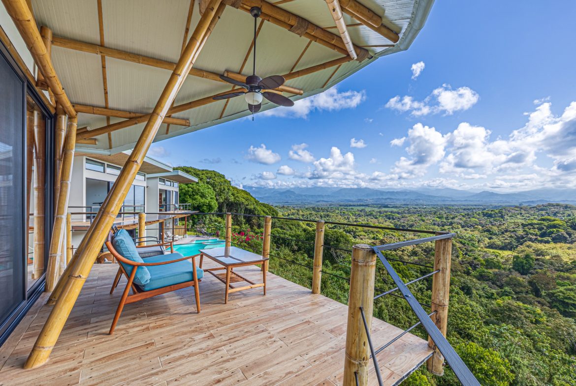 LUXURY PROPERTY WITH FOUR BEDROOM AND PANORAMICS VIEWS OF THE MOUNTAIN, IN QUEPOS – 1.5 ACRES