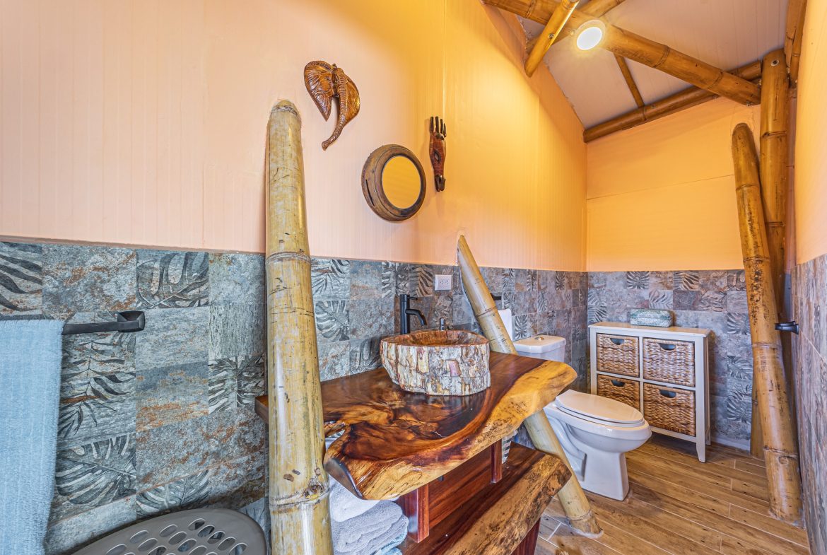 LUXURY PROPERTY WITH FOUR BEDROOM AND PANORAMICS VIEWS OF THE MOUNTAIN, IN QUEPOS – 1.5 ACRES