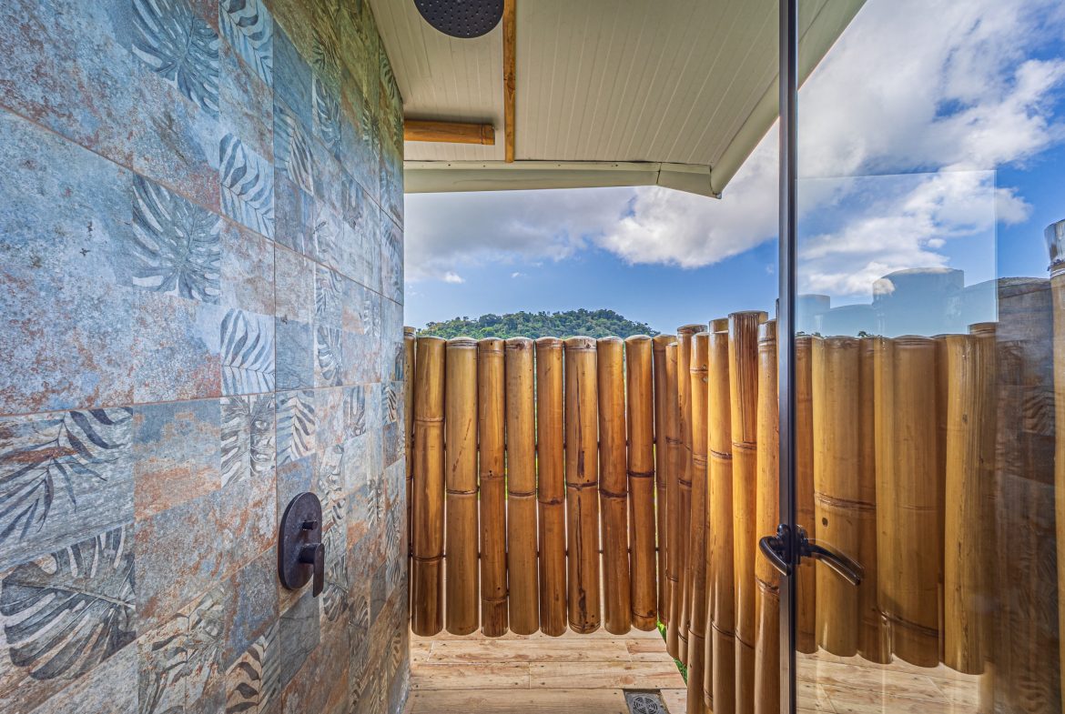 LUXURY PROPERTY WITH FOUR BEDROOM AND PANORAMICS VIEWS OF THE MOUNTAIN, IN QUEPOS – 1.5 ACRES
