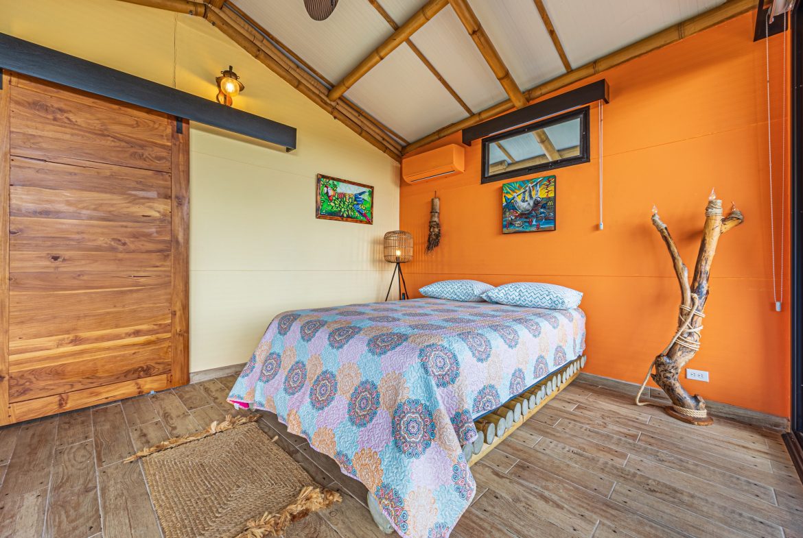 LUXURY PROPERTY WITH FOUR BEDROOM AND PANORAMICS VIEWS OF THE MOUNTAIN, IN QUEPOS – 1.5 ACRES
