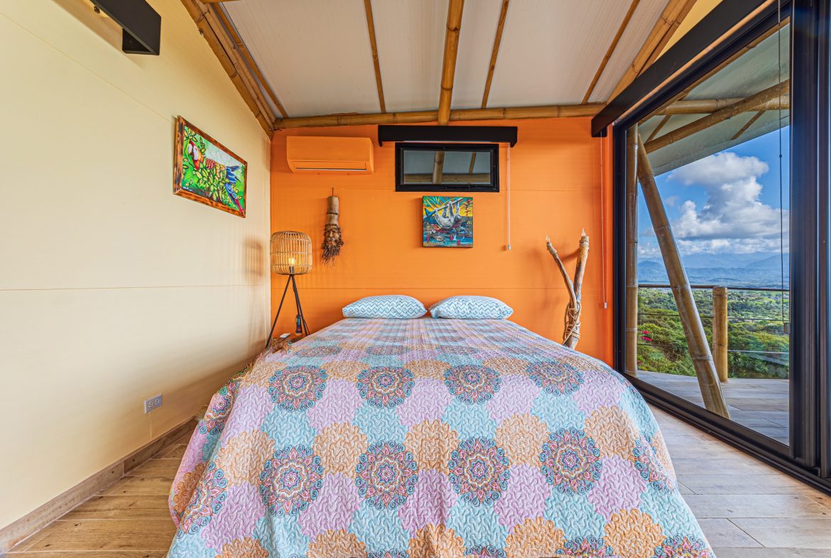 LUXURY PROPERTY WITH FOUR BEDROOM AND PANORAMICS VIEWS OF THE MOUNTAIN, IN QUEPOS – 1.5 ACRES