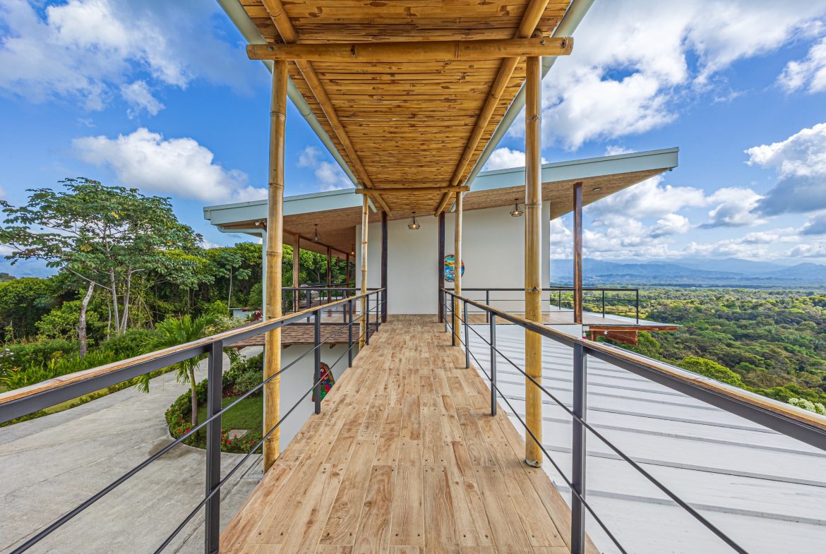LUXURY PROPERTY WITH FOUR BEDROOM AND PANORAMICS VIEWS OF THE MOUNTAIN, IN QUEPOS – 1.5 ACRES