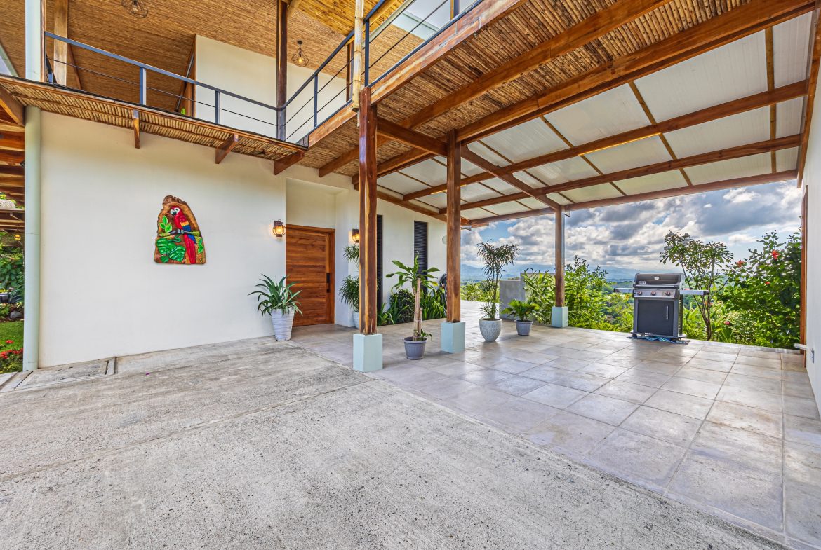 LUXURY PROPERTY WITH FOUR BEDROOM AND PANORAMICS VIEWS OF THE MOUNTAIN, IN QUEPOS – 1.5 ACRES