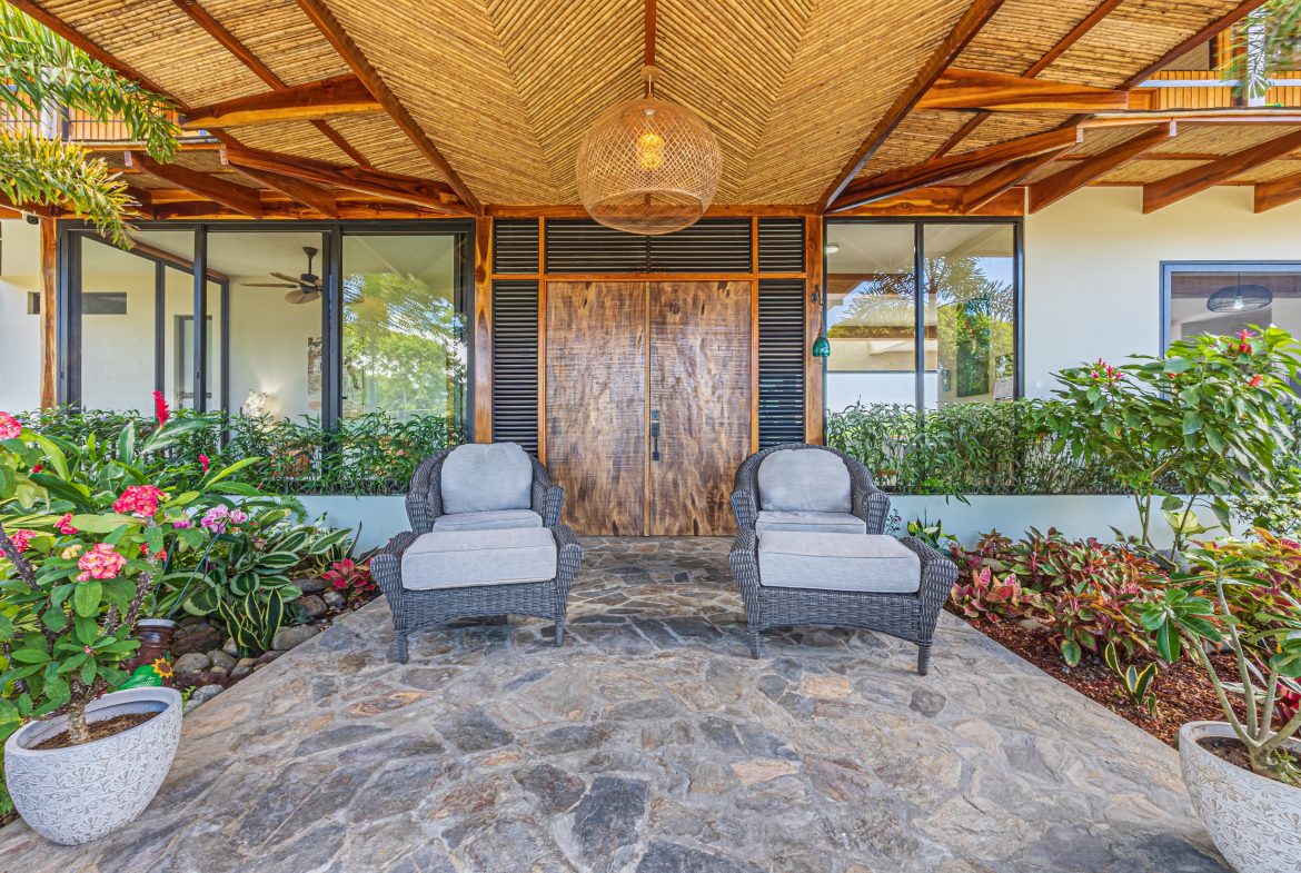 LUXURY PROPERTY WITH FOUR BEDROOM AND PANORAMICS VIEWS OF THE MOUNTAIN, IN QUEPOS – 1.5 ACRES