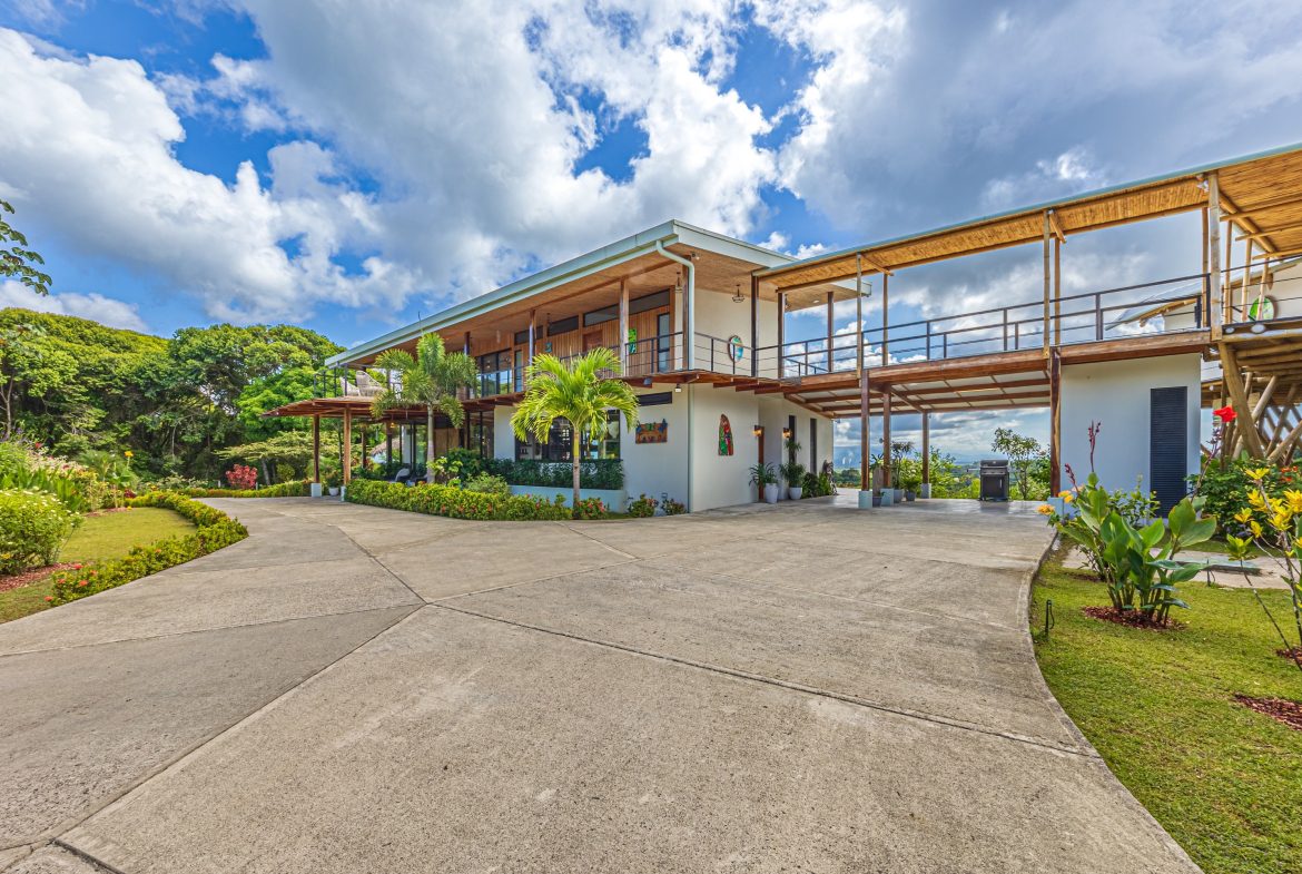 LUXURY PROPERTY WITH FOUR BEDROOM AND PANORAMICS VIEWS OF THE MOUNTAIN, IN QUEPOS – 1.5 ACRES