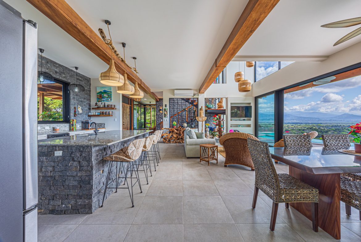 LUXURY PROPERTY WITH FOUR BEDROOM AND PANORAMICS VIEWS OF THE MOUNTAIN, IN QUEPOS – 1.5 ACRES