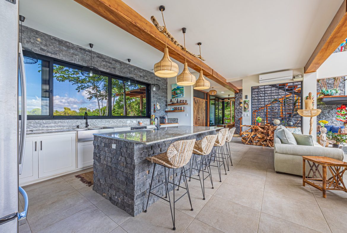 LUXURY PROPERTY WITH FOUR BEDROOM AND PANORAMICS VIEWS OF THE MOUNTAIN, IN QUEPOS – 1.5 ACRES