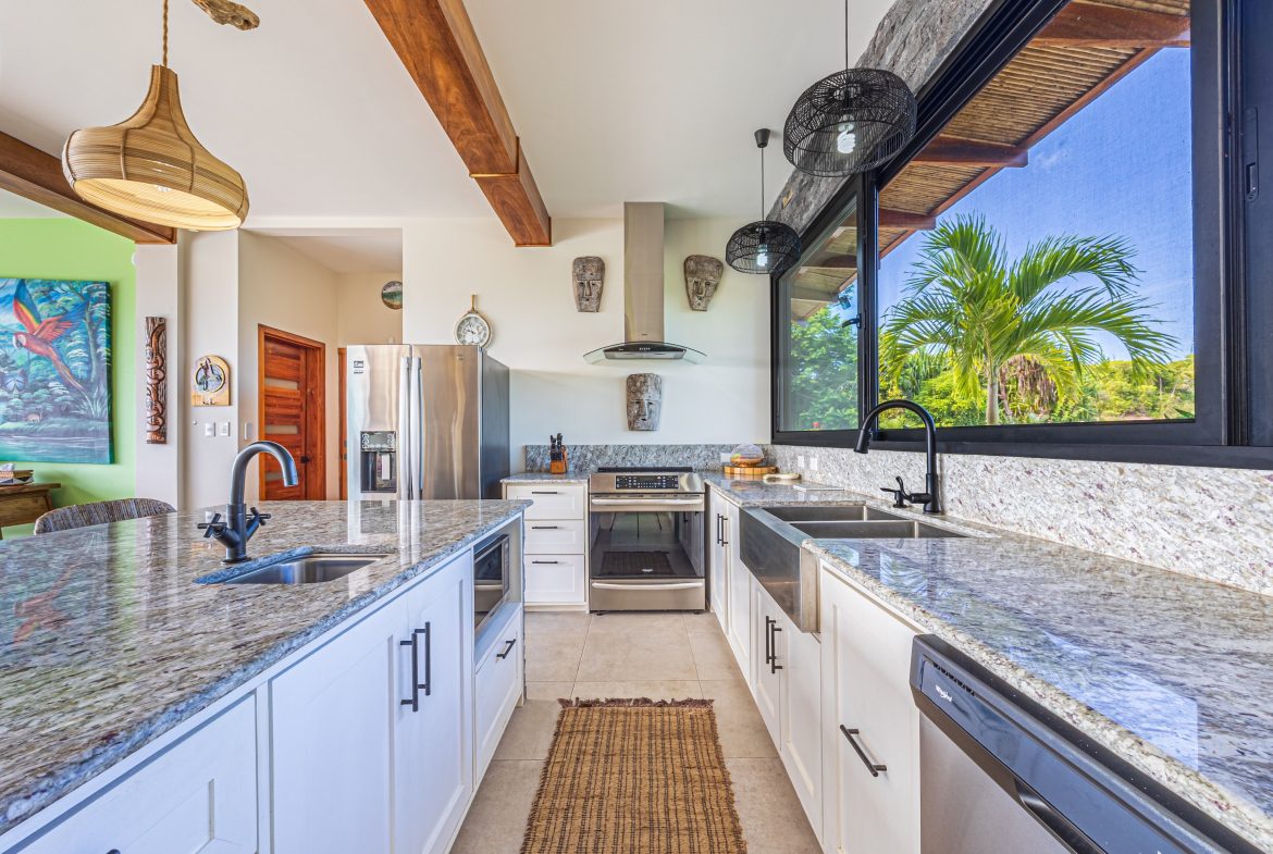 LUXURY PROPERTY WITH FOUR BEDROOM AND PANORAMICS VIEWS OF THE MOUNTAIN, IN QUEPOS – 1.5 ACRES
