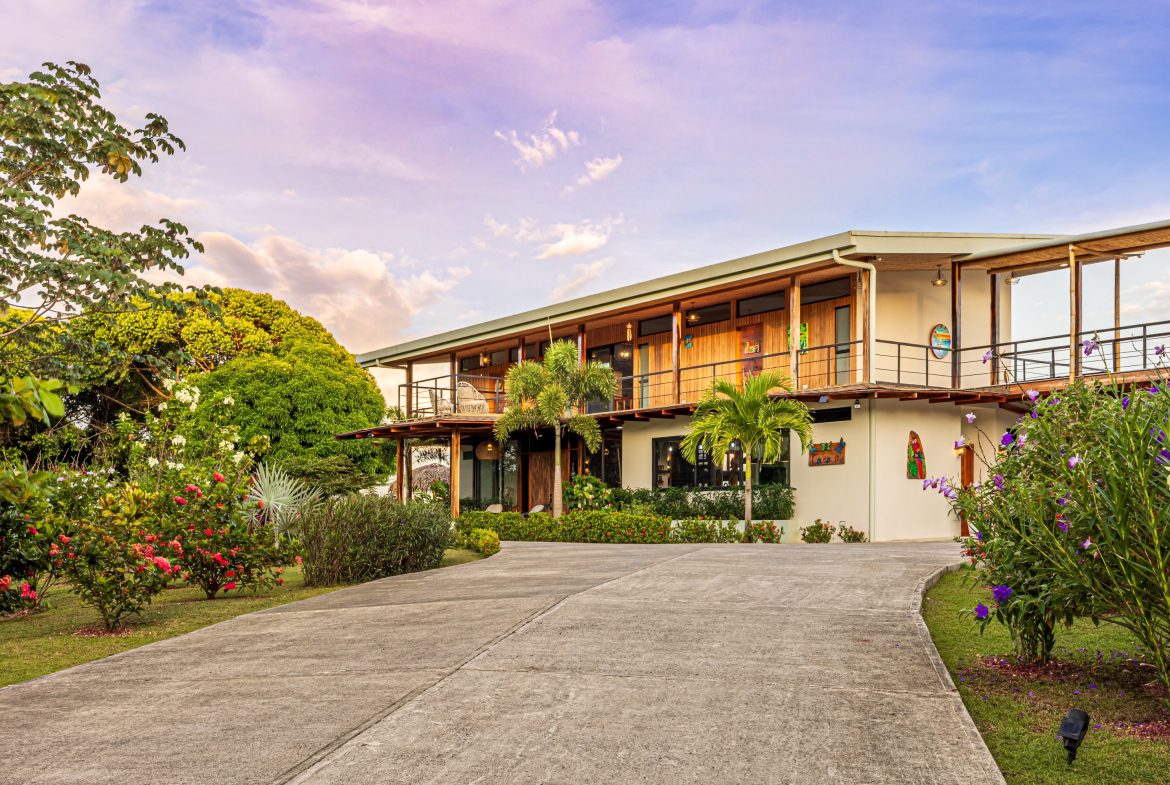 LUXURY PROPERTY WITH FOUR BEDROOM AND PANORAMICS VIEWS OF THE MOUNTAIN, IN QUEPOS – 1.5 ACRES