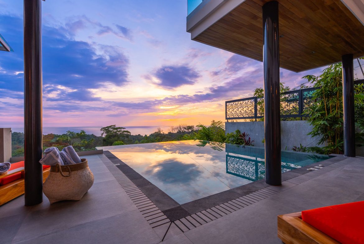 LUXURY PROPERTY WITH FOUR BEDROOM, AND PANORAMIC VIEWS OF THE OCEAN, IN PLAYA HERMOSA – 0.72 ACRES