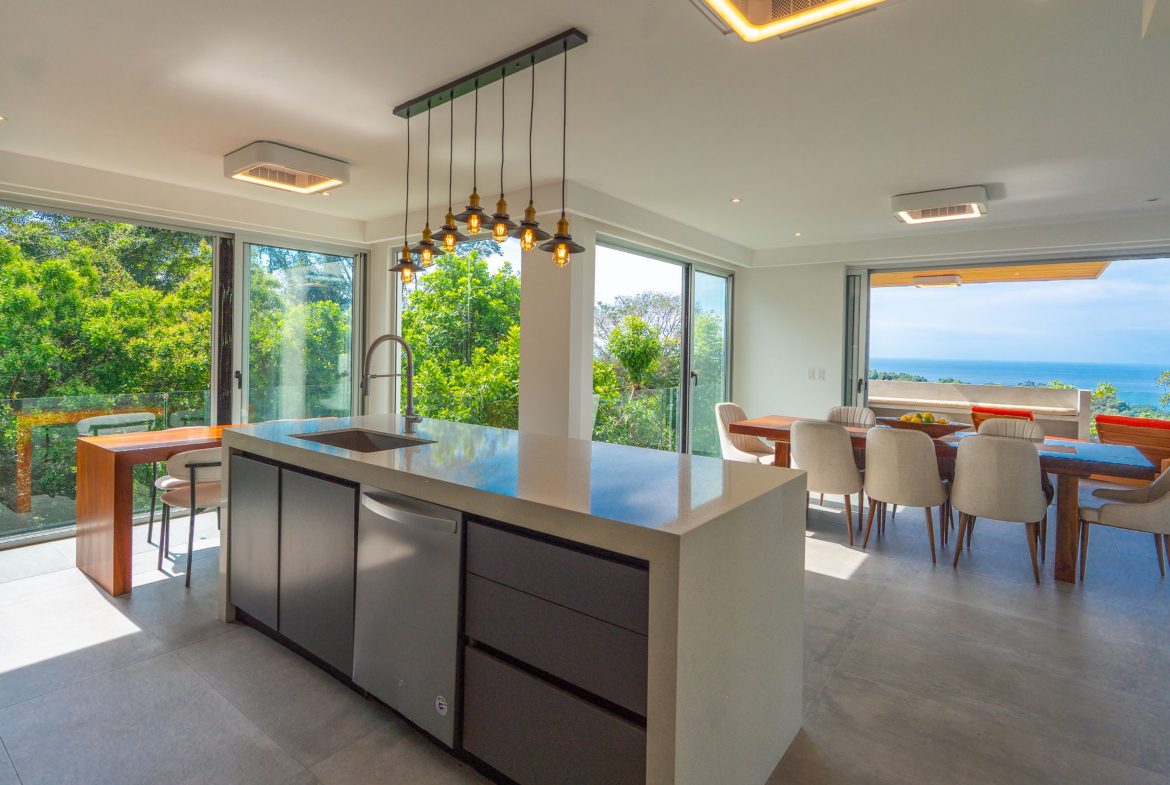 LUXURY PROPERTY WITH FOUR BEDROOM, AND PANORAMIC VIEWS OF THE OCEAN, IN PLAYA HERMOSA – 0.72 ACRES