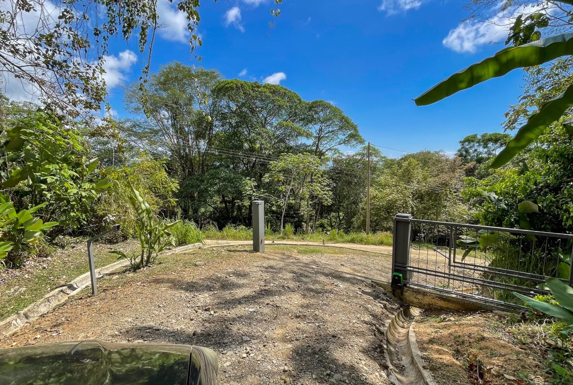 TWO FLOOR PROPERTY WITH THREE BEDROOM AND MOUNTAIN VIEWS, IN OJOCHAL – 1.58 ACRES