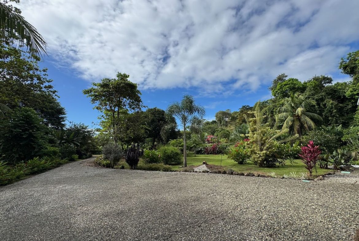PROPERTY WITH TWO BEDROOM AND PEACEFUL GARDEN, IN OJOCHAL – 7.23 ACRES