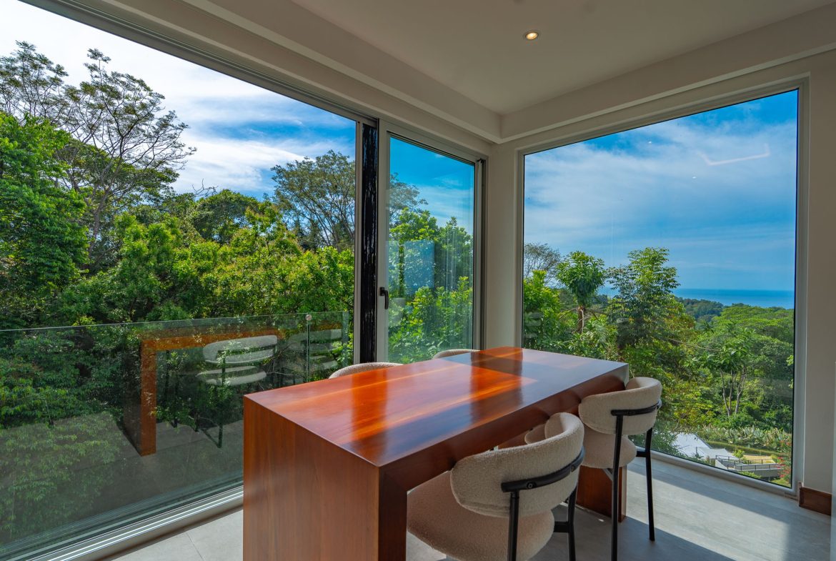 LUXURY PROPERTY WITH FOUR BEDROOM, AND PANORAMIC VIEWS OF THE OCEAN, IN PLAYA HERMOSA – 0.72 ACRES