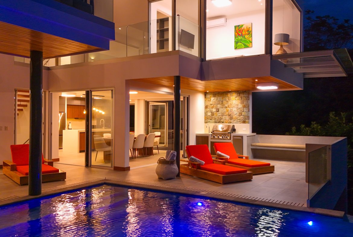 LUXURY PROPERTY WITH FOUR BEDROOM, AND PANORAMIC VIEWS OF THE OCEAN, IN PLAYA HERMOSA – 0.72 ACRES