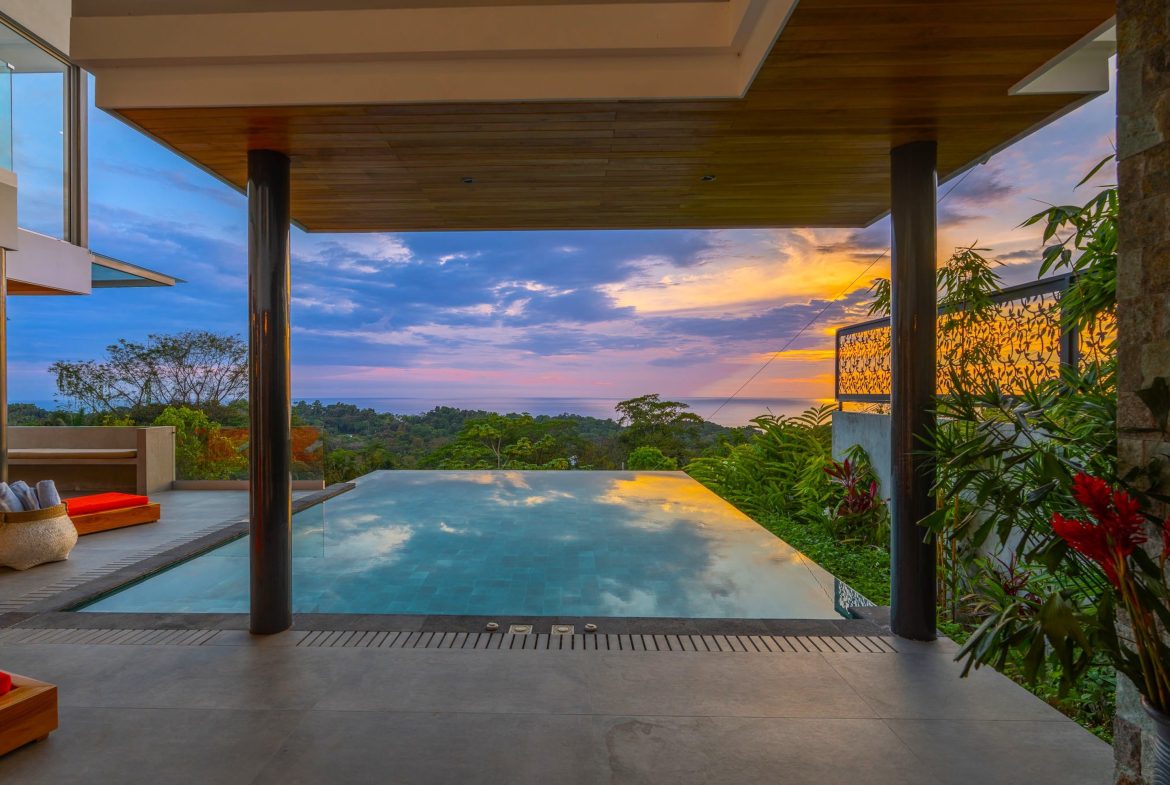 LUXURY PROPERTY WITH FOUR BEDROOM, AND PANORAMIC VIEWS OF THE OCEAN, IN PLAYA HERMOSA – 0.72 ACRES