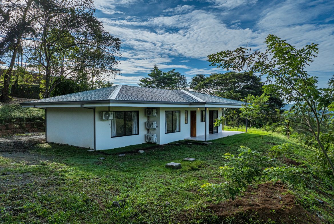 VIENTO LINDO MOUNTAIN PROPERTY  WITH MODERN FINISHES AND LARGE LAND WITH BEAUTIFUL VIEWS, IN TRES PIEDRAS – 5 ACRES