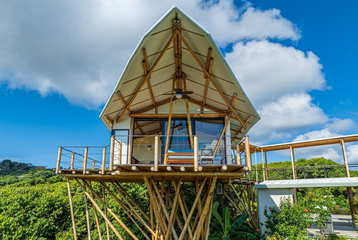 LUXURY PROPERTY WITH FOUR BEDROOM AND PANORAMICS VIEWS OF THE MOUNTAIN, IN QUEPOS – 1.5 ACRES