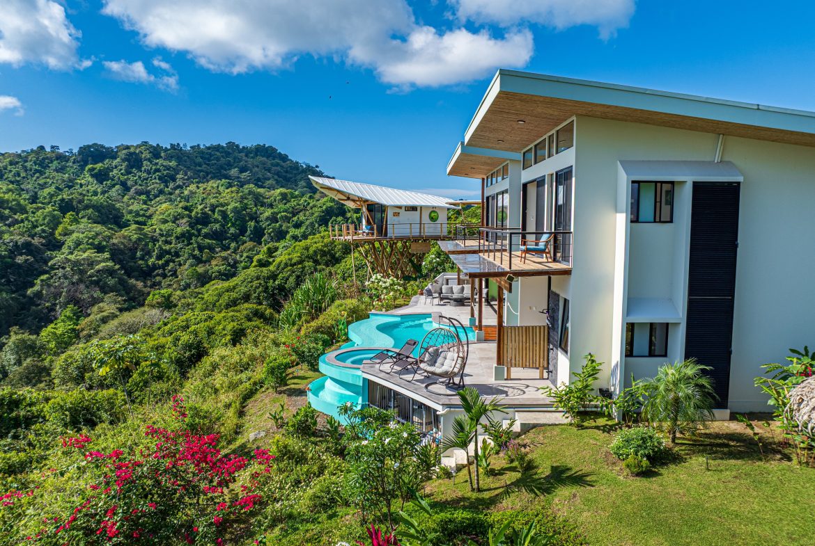 LUXURY PROPERTY WITH FOUR BEDROOM AND PANORAMICS VIEWS OF THE MOUNTAIN, IN QUEPOS – 1.5 ACRES