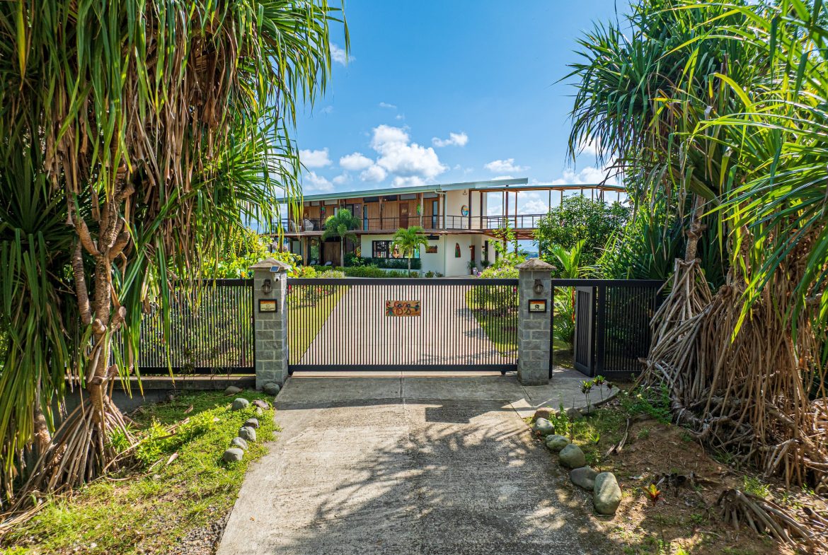 LUXURY PROPERTY WITH FOUR BEDROOM AND PANORAMICS VIEWS OF THE MOUNTAIN, IN QUEPOS – 1.5 ACRES