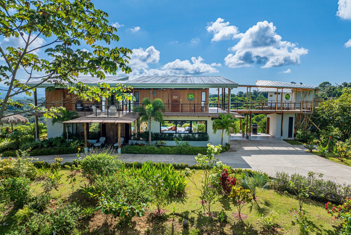 LUXURY PROPERTY WITH FOUR BEDROOM AND PANORAMICS VIEWS OF THE MOUNTAIN, IN QUEPOS – 1.5 ACRES