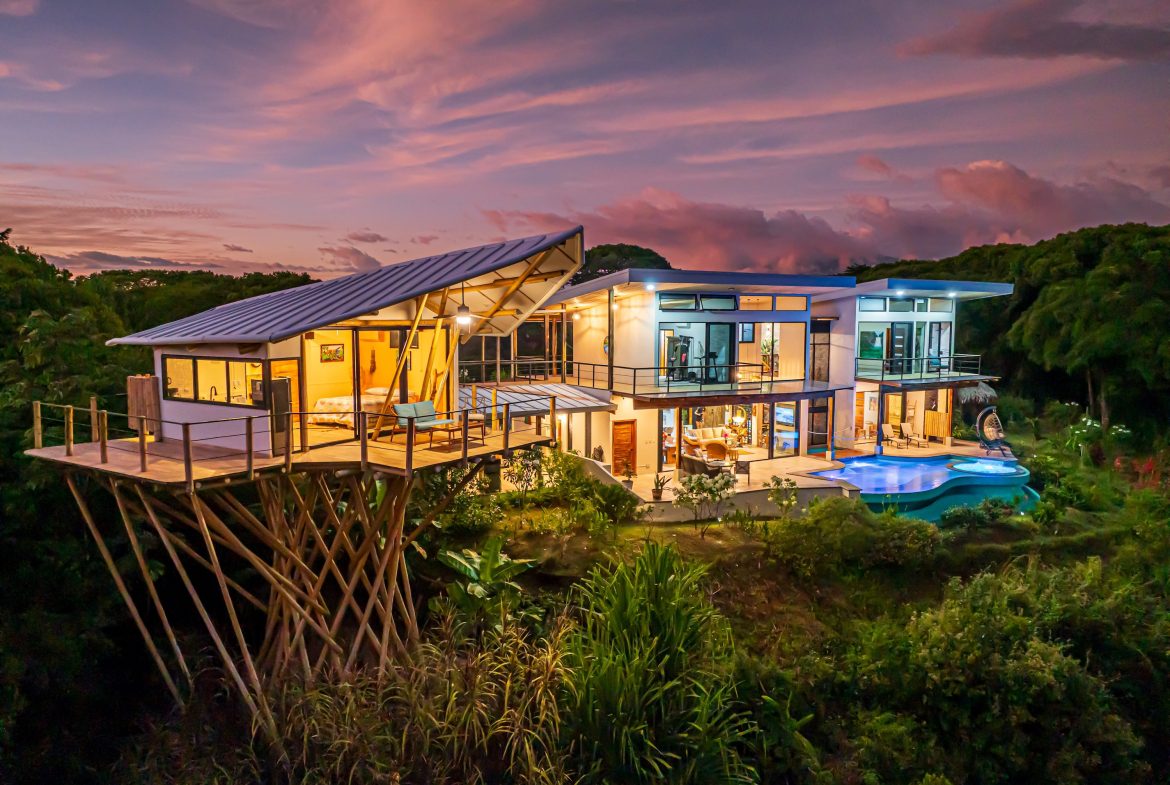LUXURY PROPERTY WITH FOUR BEDROOM AND PANORAMICS VIEWS OF THE MOUNTAIN, IN QUEPOS – 1.5 ACRES