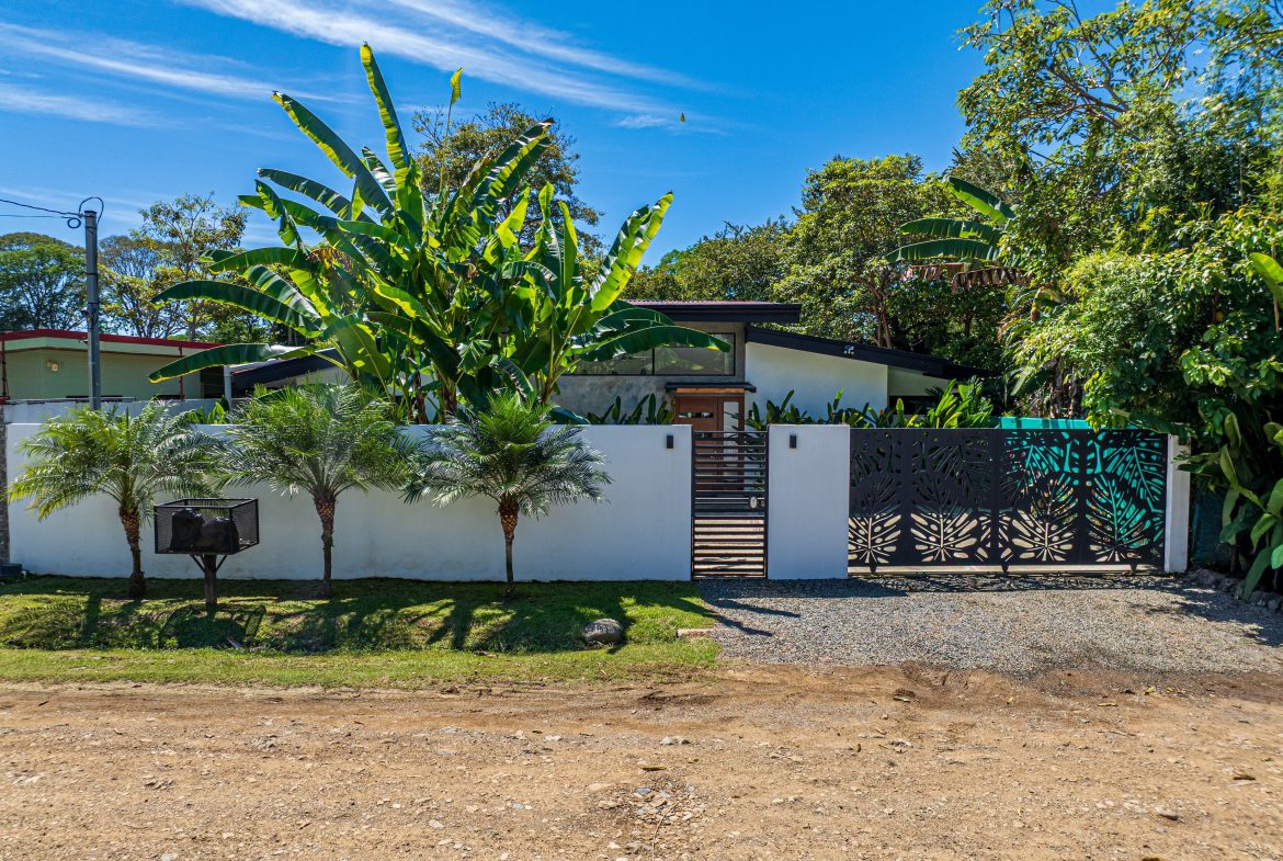 PROPERTY WITH THREE BEDROOM IN BAHIA CENTER WITH BEAUTIFUL VIEWS OF THE GARDEN – 0.12 ACRES