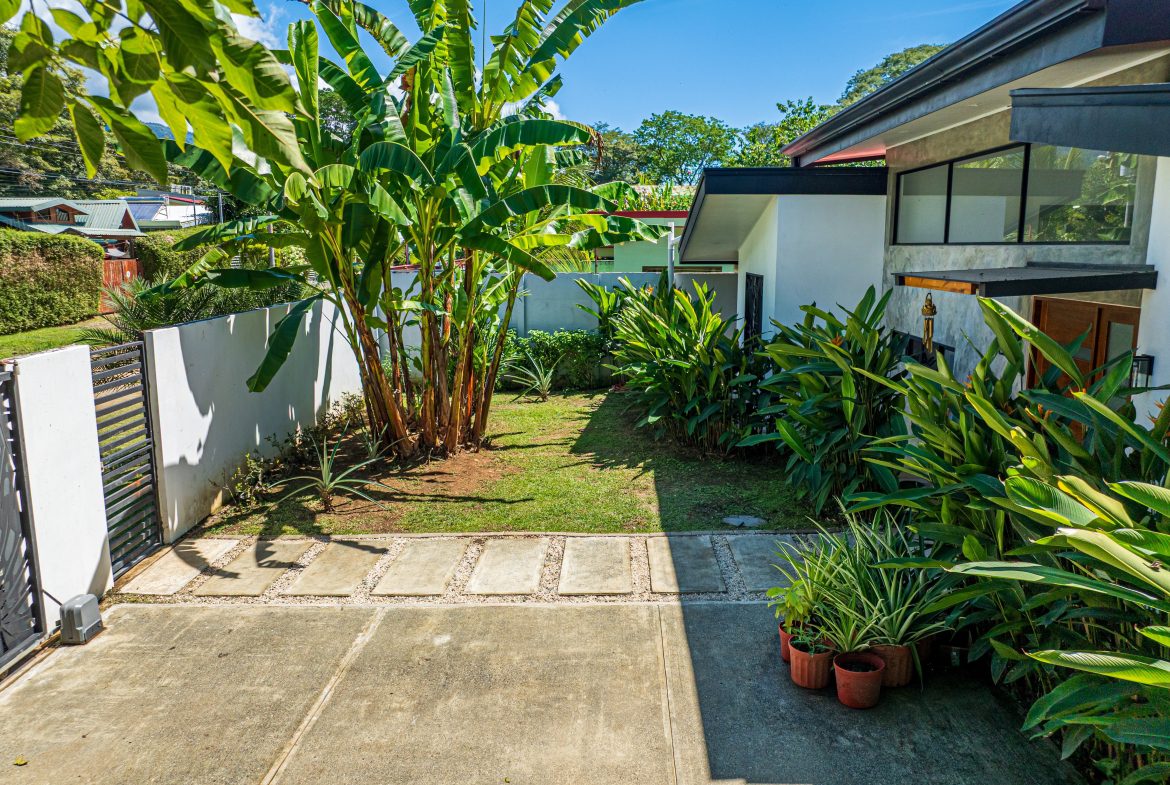 PROPERTY WITH THREE BEDROOM IN BAHIA CENTER WITH BEAUTIFUL VIEWS OF THE GARDEN – 0.12 ACRES