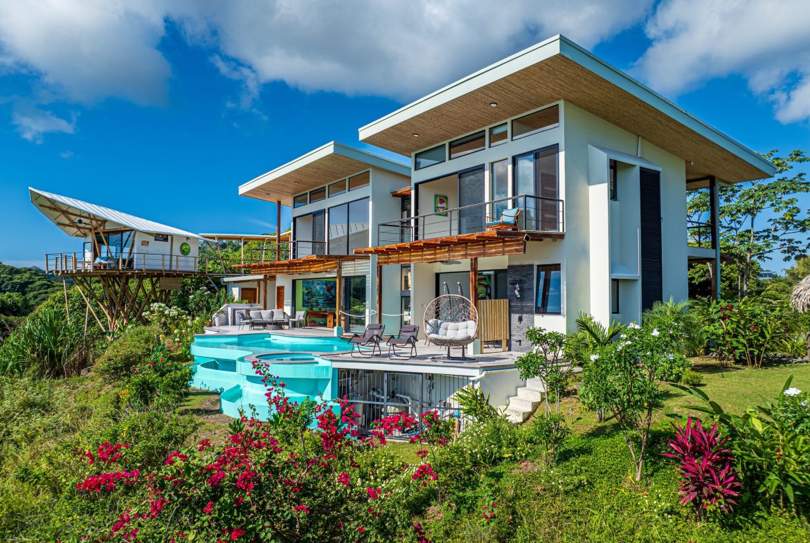 LUXURY PROPERTY WITH FOUR BEDROOM AND PANORAMICS VIEWS OF THE MOUNTAIN, IN QUEPOS – 1.5 ACRES