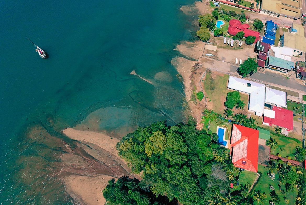 VILLA PESCA PROPERTY WITH EIGHT BEDROOMS, AND OCEAN VIEWS FRONT, NEAR TO THE GOLFITO – 1.1 ACRES