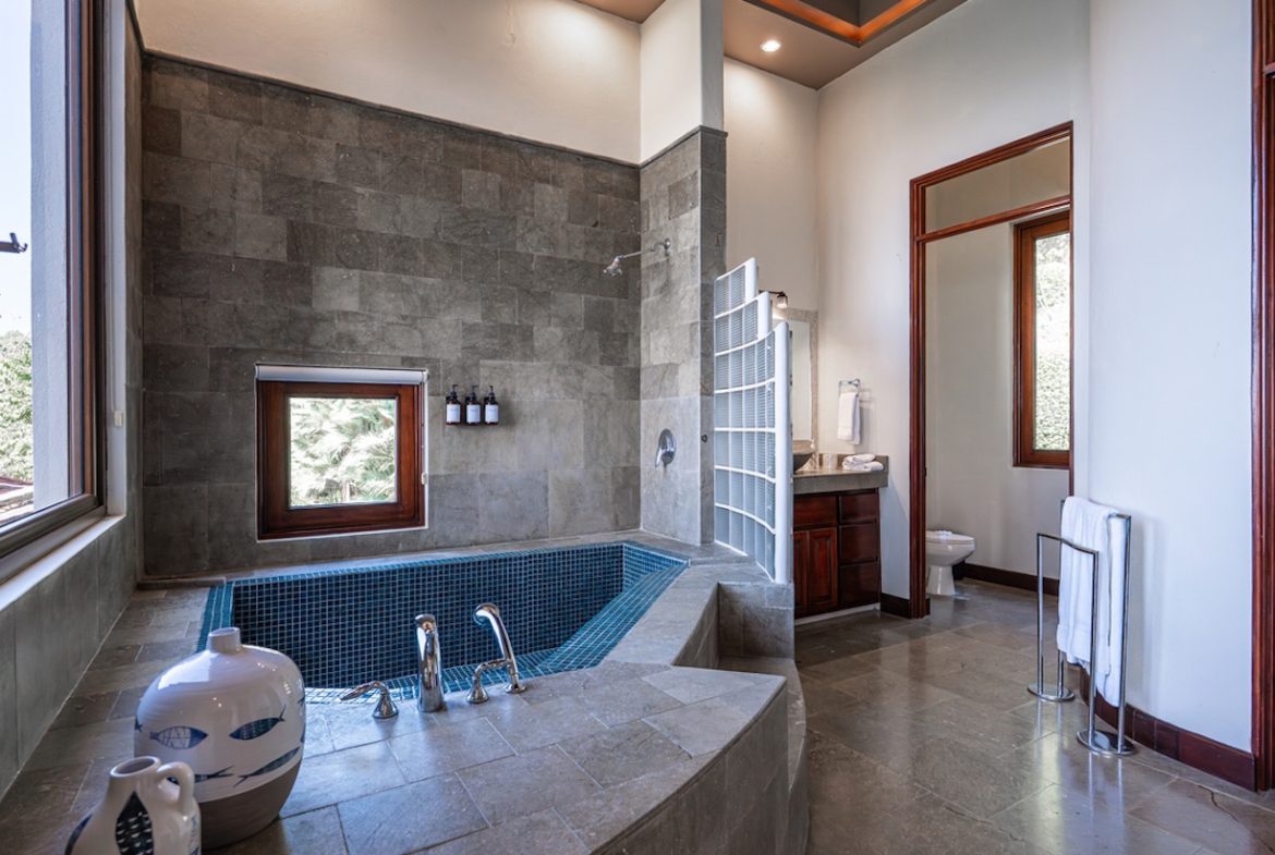 LUXURY PROPERTY WITH FOUR BEDROOM AND OCEAN FRONT VIEWS, IN SAN MARTIN – 1.52 ACRES