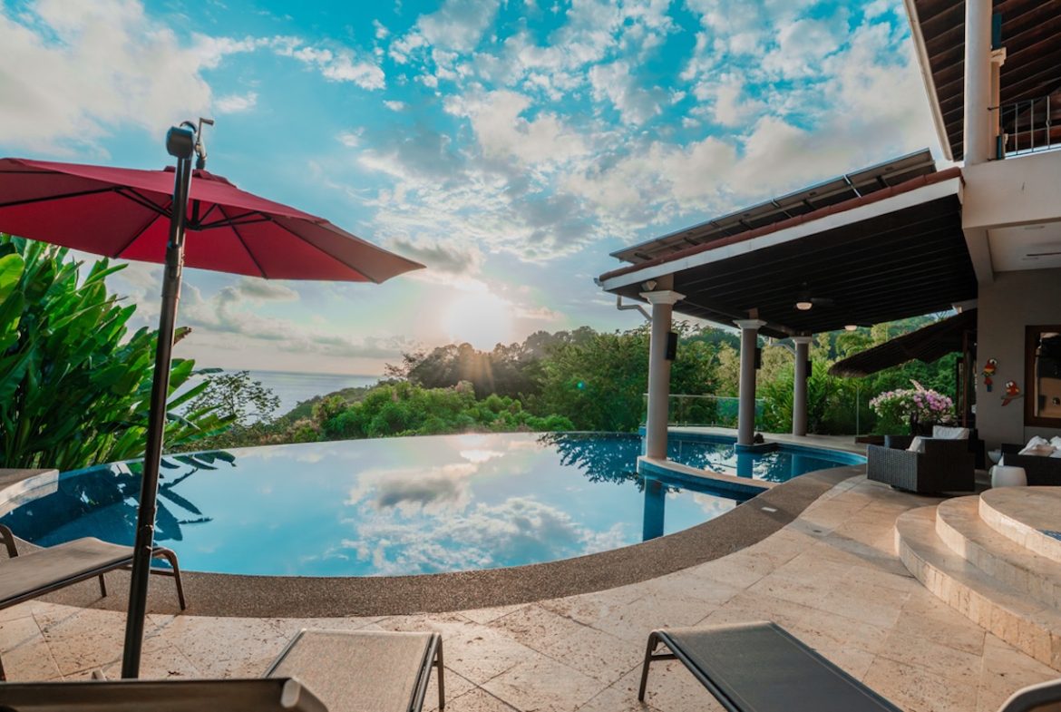 LUXURY PROPERTY WITH FOUR BEDROOM AND OCEAN FRONT VIEWS, IN SAN MARTIN – 1.52 ACRES