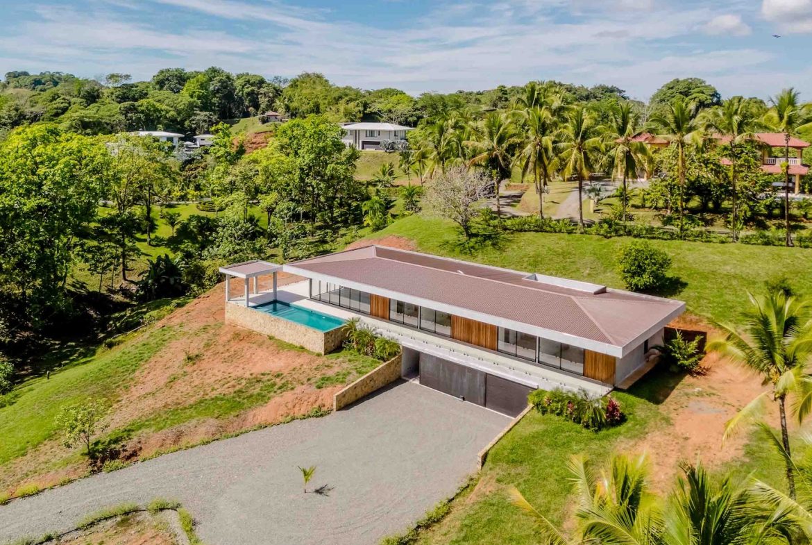 LUXURY PROPERTY WITH FOUR BEDROOMS IN A GATED COMMUNITY, IN GALLEGA NARANJITO – 3.1 ACRES