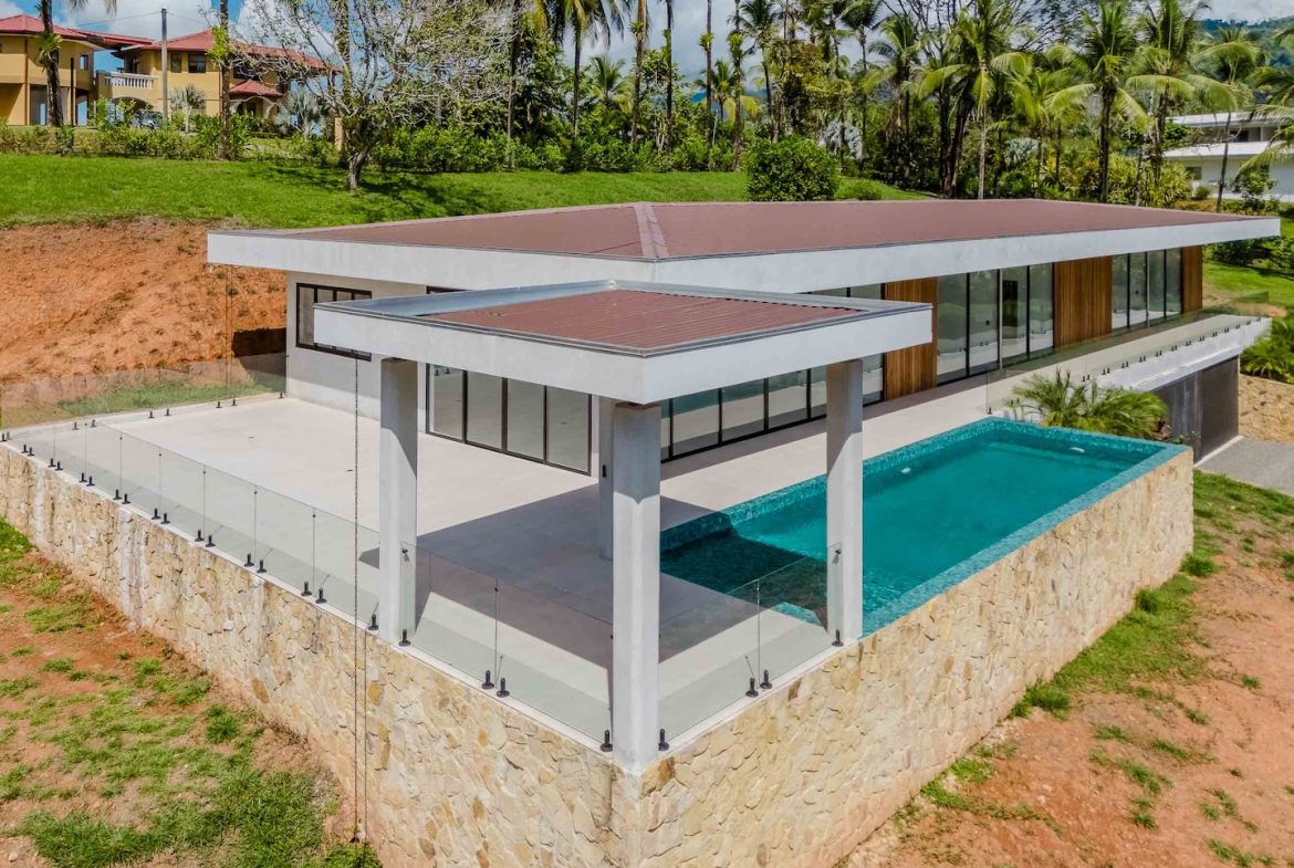 LUXURY PROPERTY WITH FOUR BEDROOMS IN A GATED COMMUNITY, IN GALLEGA NARANJITO – 3.1 ACRES