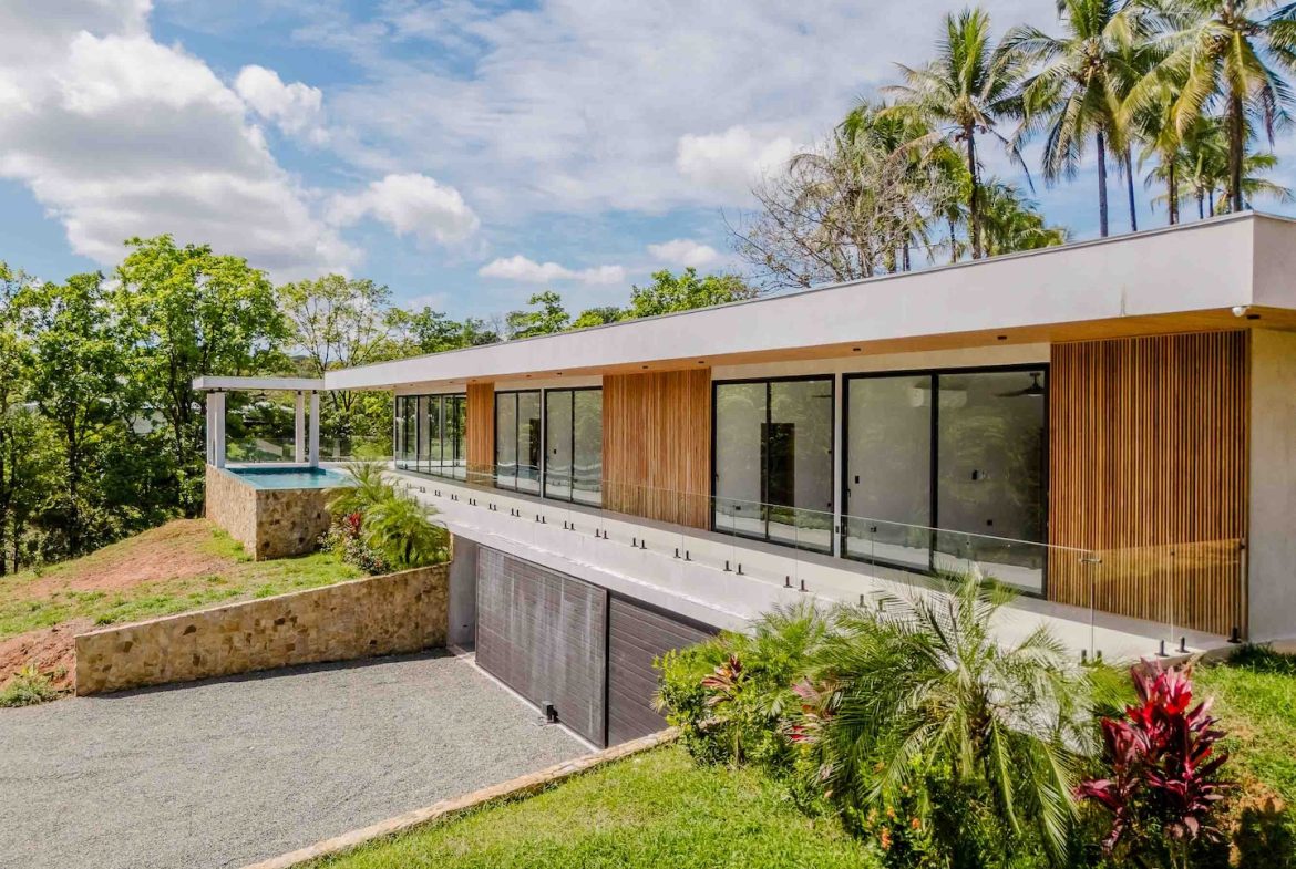 LUXURY PROPERTY WITH FOUR BEDROOMS IN A GATED COMMUNITY, IN GALLEGA NARANJITO – 3.1 ACRES