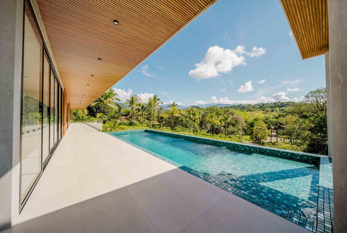 LUXURY PROPERTY WITH FOUR BEDROOMS IN A GATED COMMUNITY, IN GALLEGA NARANJITO – 3.1 ACRES