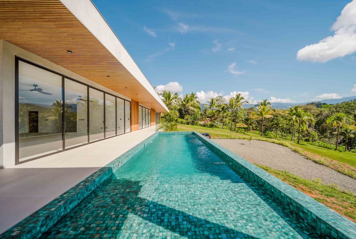 LUXURY PROPERTY WITH FOUR BEDROOMS IN A GATED COMMUNITY, IN GALLEGA NARANJITO – 3.1 ACRES