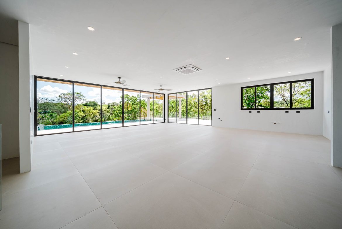 LUXURY PROPERTY WITH FOUR BEDROOMS IN A GATED COMMUNITY, IN GALLEGA NARANJITO – 3.1 ACRES