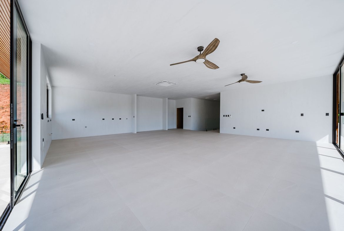 LUXURY PROPERTY WITH FOUR BEDROOMS IN A GATED COMMUNITY, IN GALLEGA NARANJITO – 3.1 ACRES
