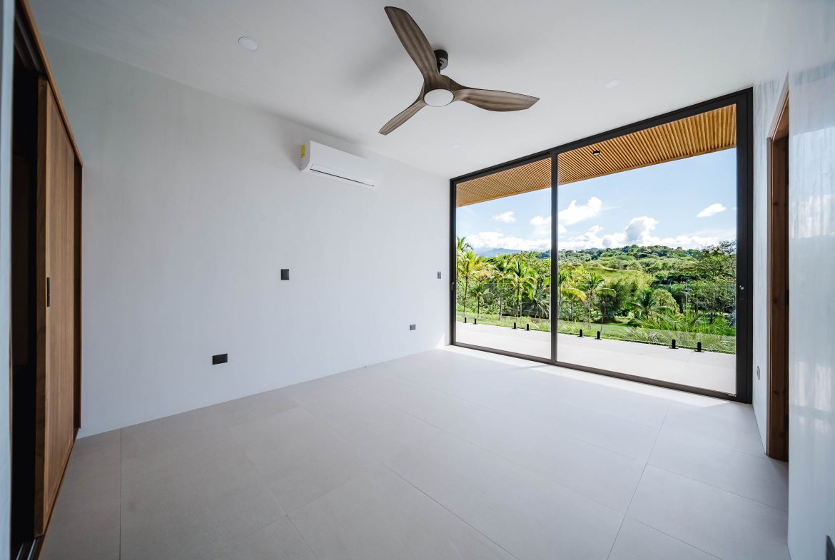 LUXURY PROPERTY WITH FOUR BEDROOMS IN A GATED COMMUNITY, IN GALLEGA NARANJITO – 3.1 ACRES