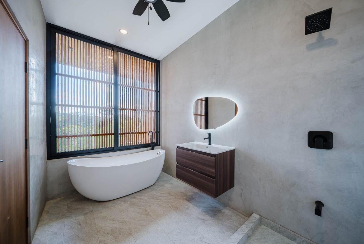 LUXURY PROPERTY WITH FOUR BEDROOMS IN A GATED COMMUNITY, IN GALLEGA NARANJITO – 3.1 ACRES