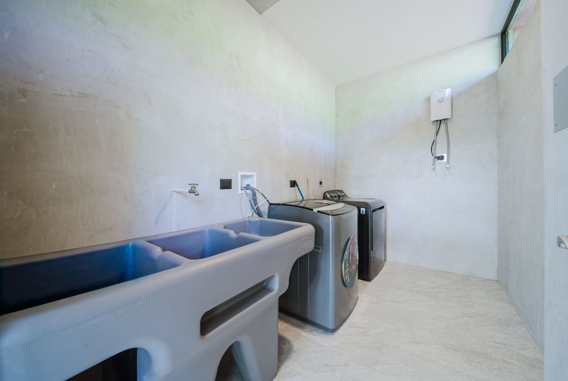 LUXURY PROPERTY WITH FOUR BEDROOMS IN A GATED COMMUNITY, IN GALLEGA NARANJITO – 3.1 ACRES